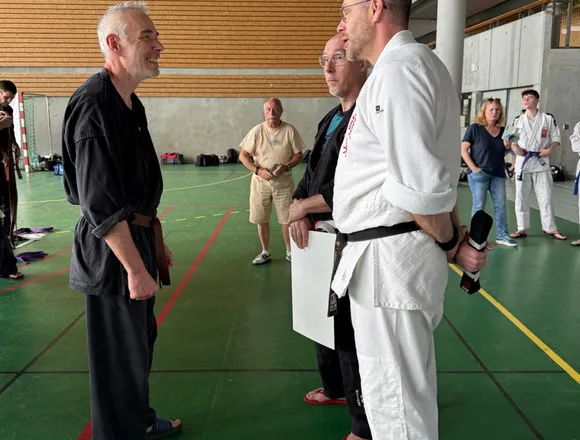Échanges entre pratiquant et instructeurs après la cérémonie