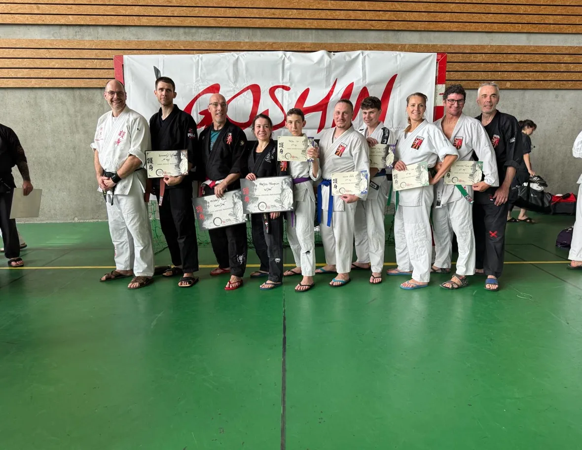 Photo de groupe après le passage de grades, diplômes en main