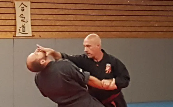 Démonstration d'une technique de Goshin-Système par les instructeurs du club