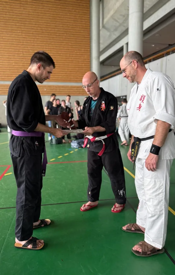Remise d'une ceinture lors du passage de grades