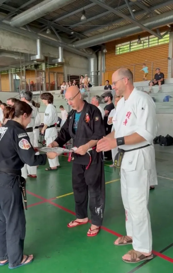 Remise de diplôme à une élève