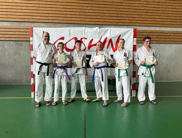 Les gradés du jour devant la banderole Goshin
